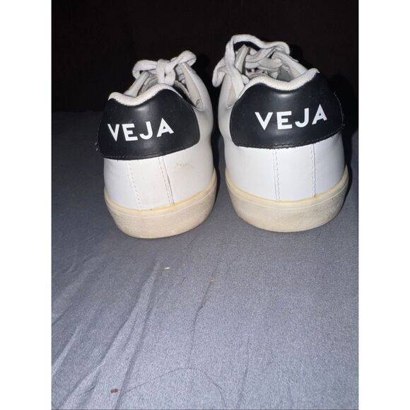 White leather classic Veja sneakers size 9 woman’s - Picture 5 of 10